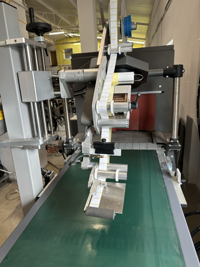 We have installed an automatic label applicator on the canned food package!